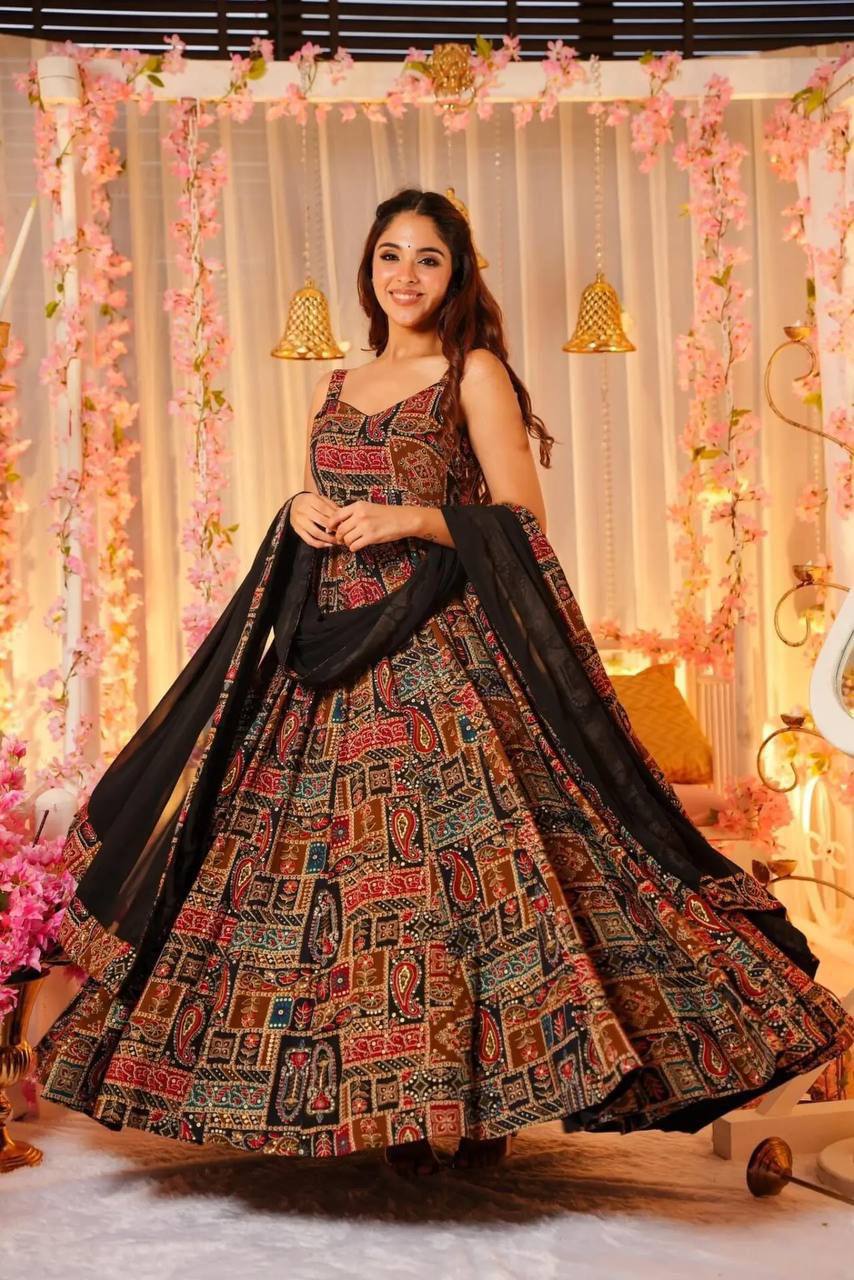 WOMEN'S FLARED BLACK GOWN WITH DUPPATA