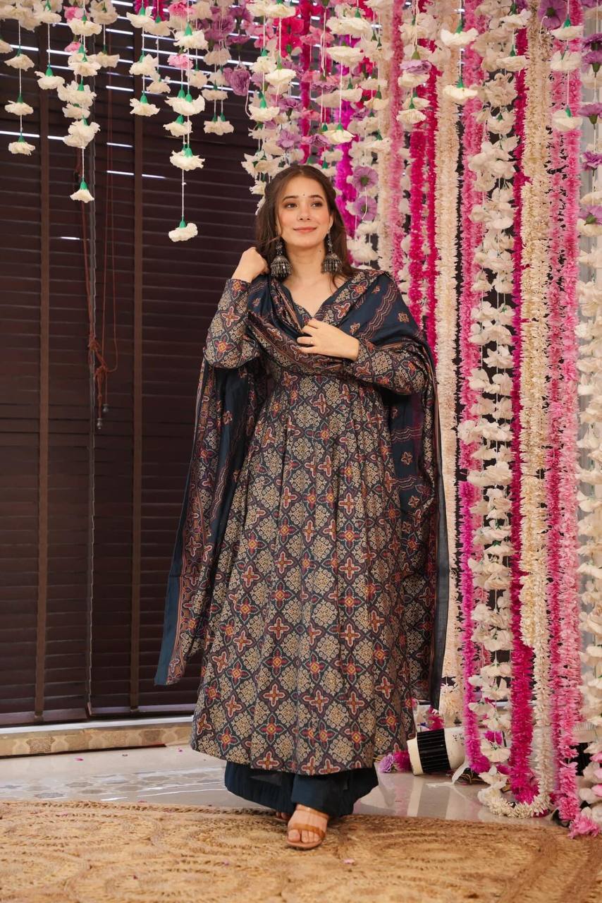 WOMEN'S FLARED PRINTED SUIT WITH DUPATTA AND PANT