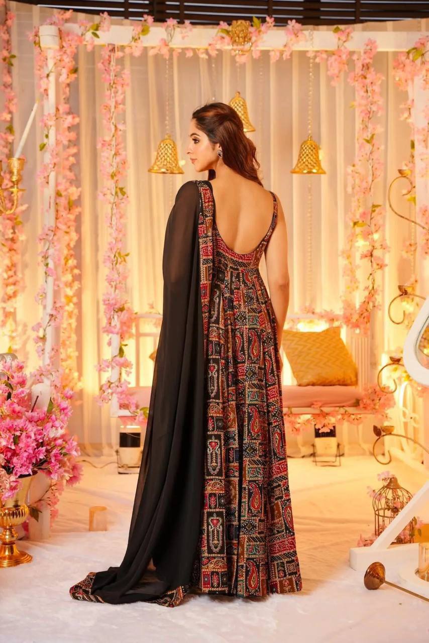 WOMEN'S FLARED BLACK GOWN WITH DUPPATA