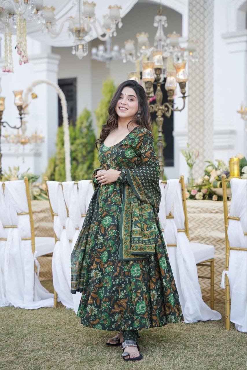 GREEN SUIT SET PERFECT BLEND OF ELEGANCE AND TRADITION