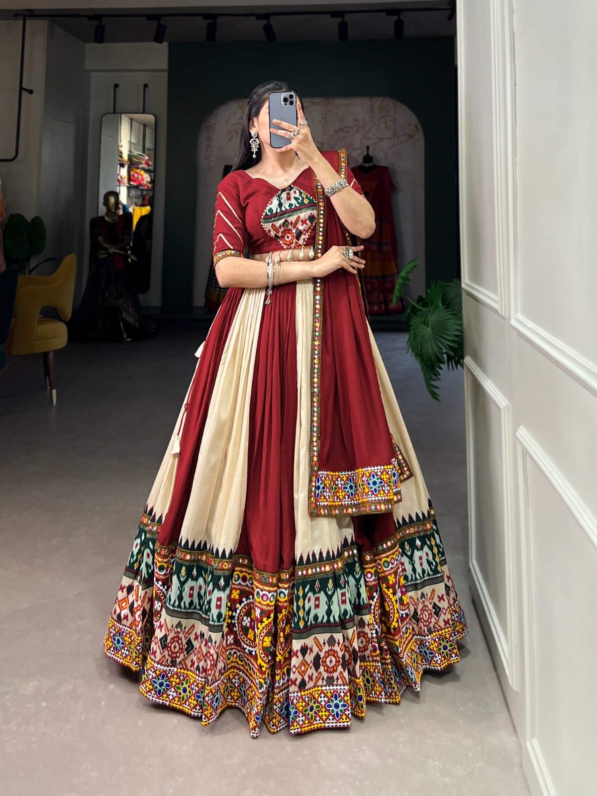 EMBRACING TRADITION WITH GAMTHI AND MIRROR WORK SILK LEHENGA FOR NAVRATRI NIGHT