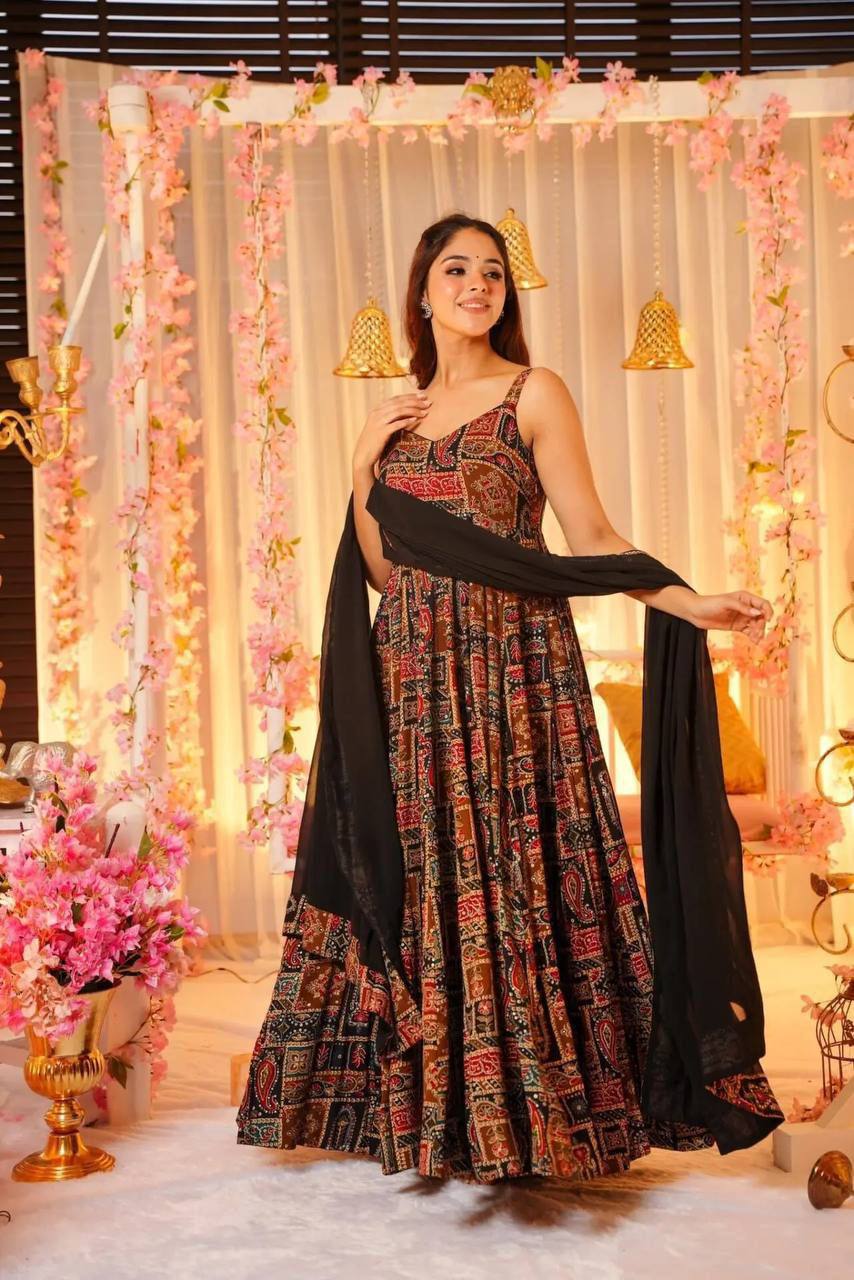 WOMEN'S FLARED BLACK GOWN WITH DUPPATA