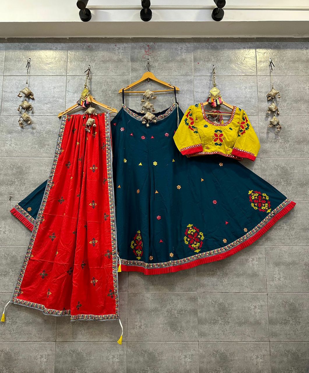 EXQUISITE PURE COTTON CHANIYA CHOLI WITH TRADITIONAL AARI EMBROIDERY