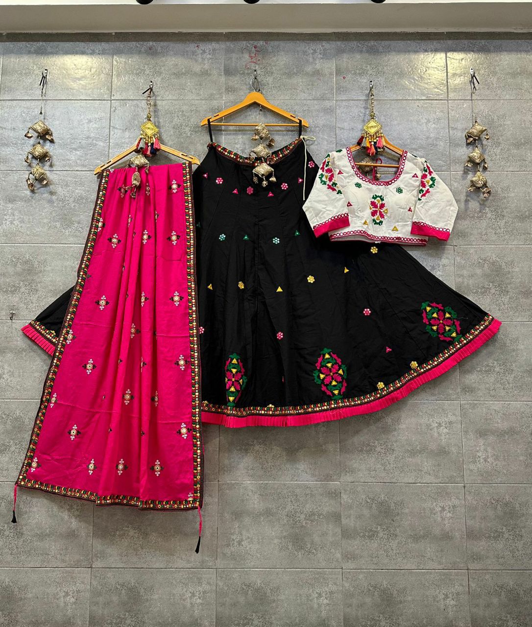 EXQUISITE PURE COTTON CHANIYA CHOLI WITH TRADITIONAL AARI EMBROIDERY