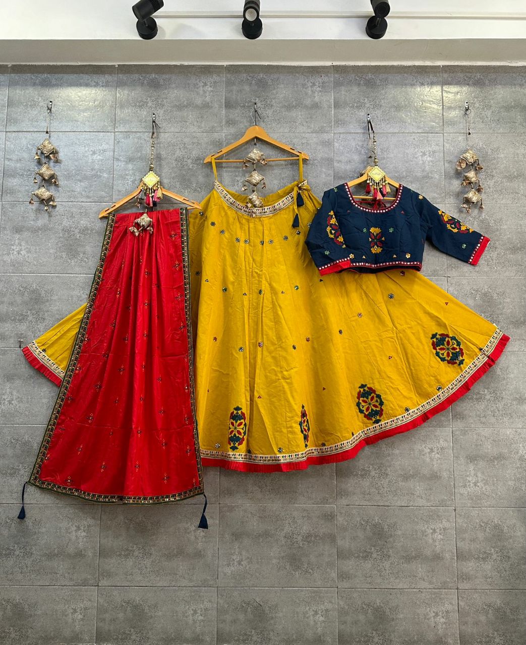 EXQUISITE PURE COTTON CHANIYA CHOLI WITH TRADITIONAL AARI EMBROIDERY